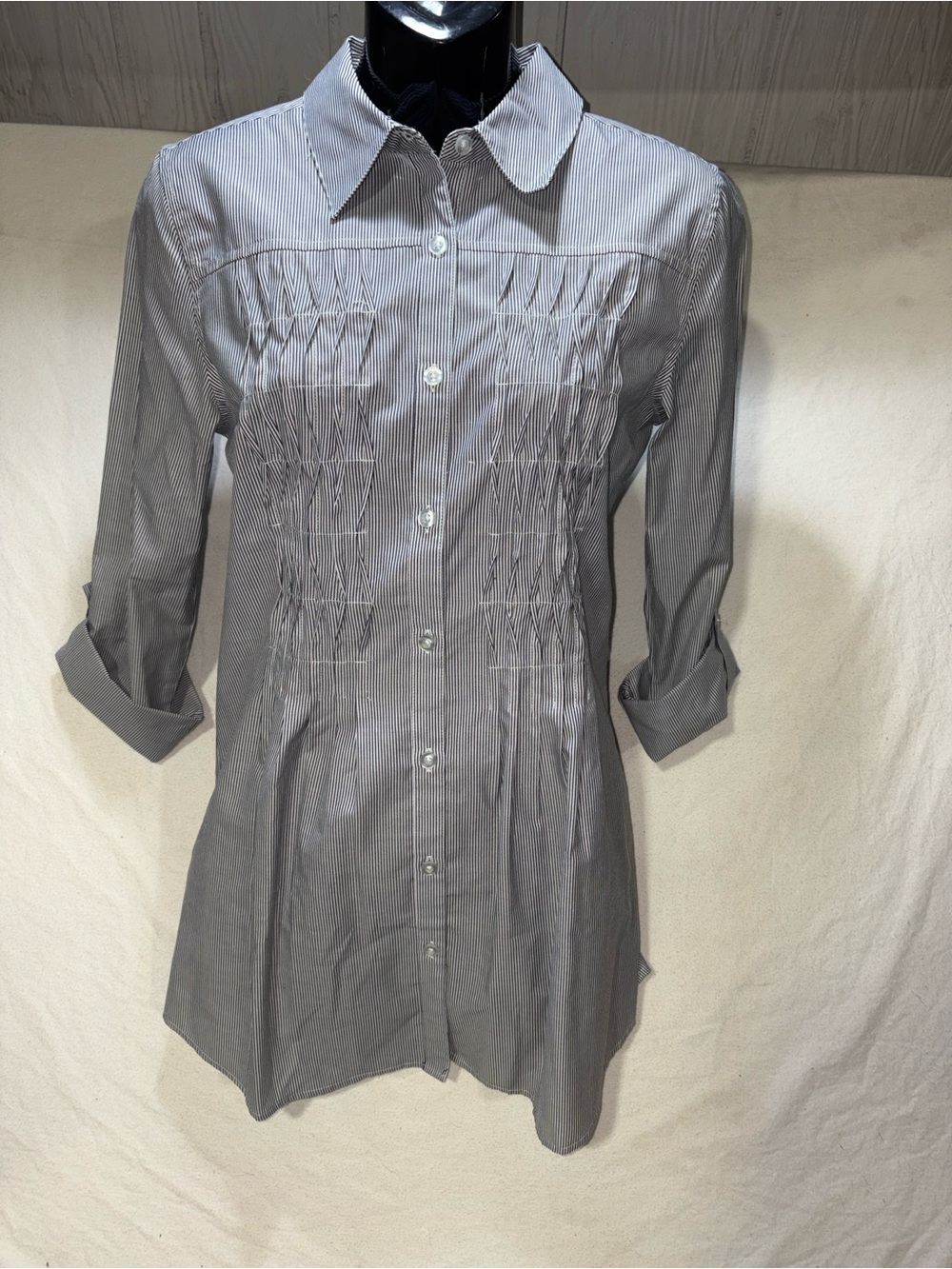 Chicos Size 0 Gray White Pinstripe Smocked Pintuck Long Sleeve Tunic Blouse